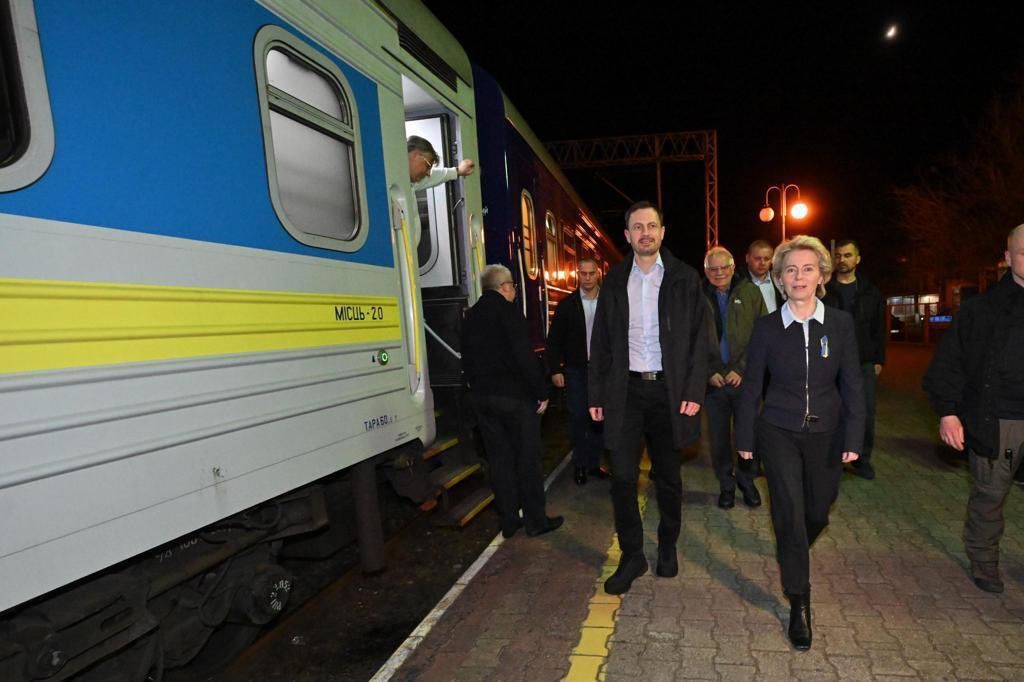 European Commission President takes train to Kiev